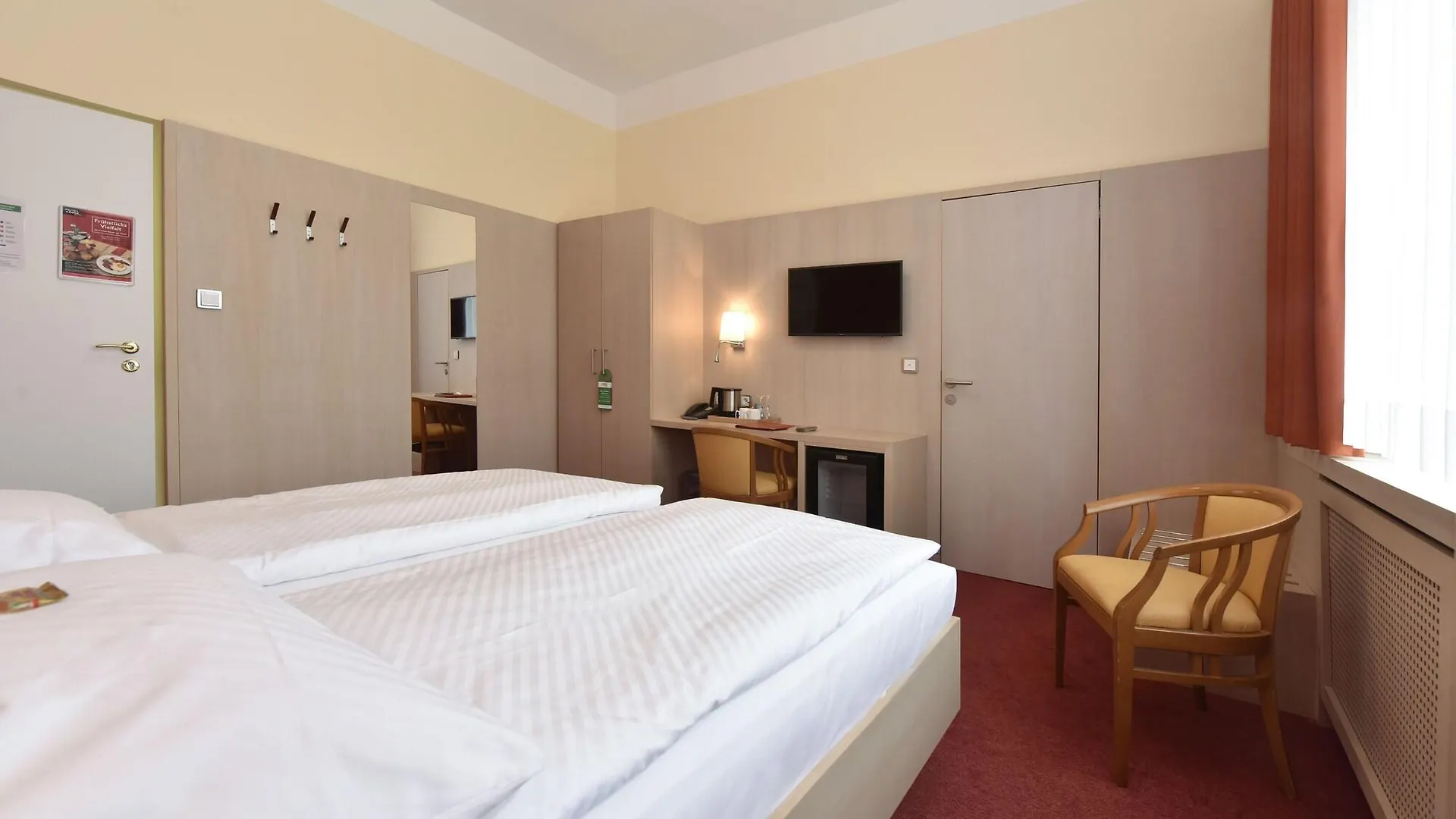 Hotel Adria Muenchen 3*, מינכן